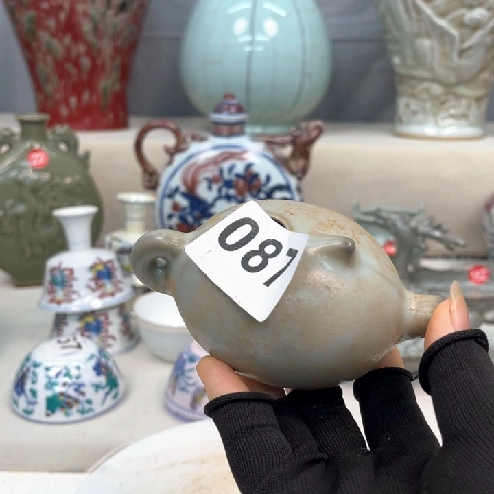 摆件用**着瓷器制作工艺