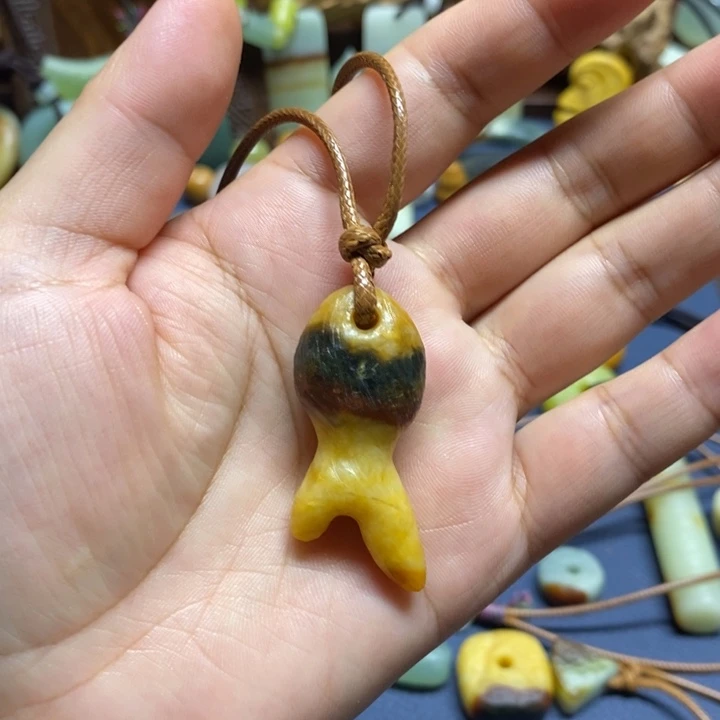 幸***贝蛇纹石玉未镶嵌颈饰
