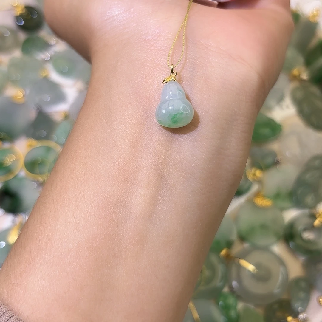 翡翠18K金镶嵌颈饰葫芦