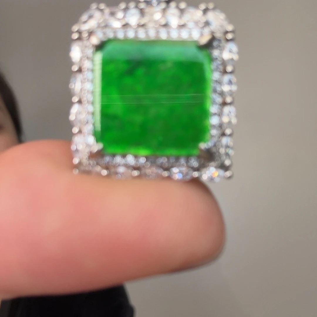 翡翠未镶嵌颈饰一件