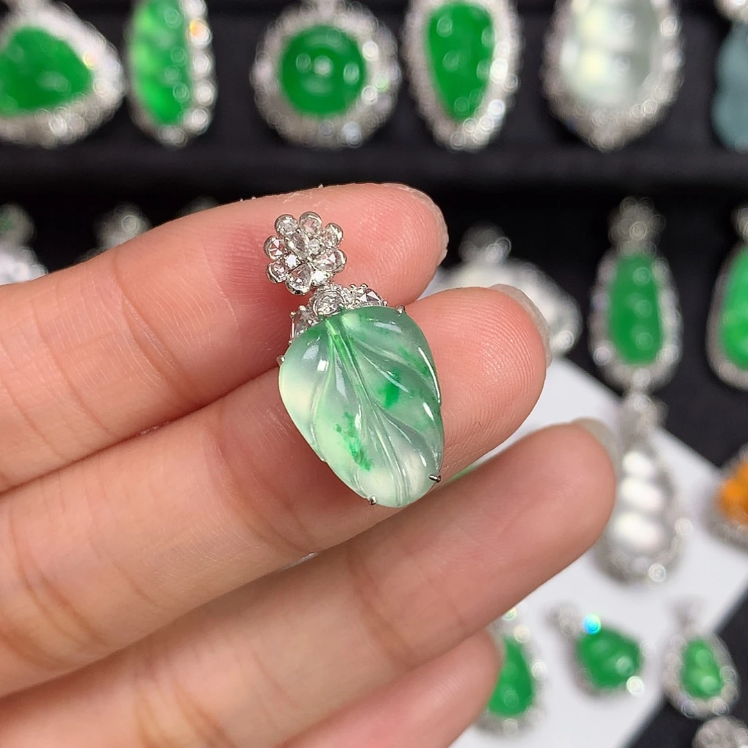 颈饰18K金镶嵌翡翠