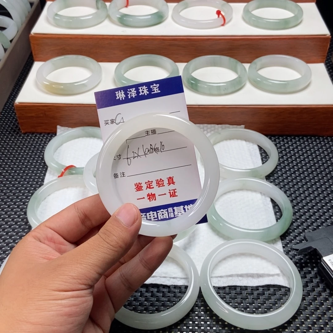 小***露石英质玉未镶嵌手镯9