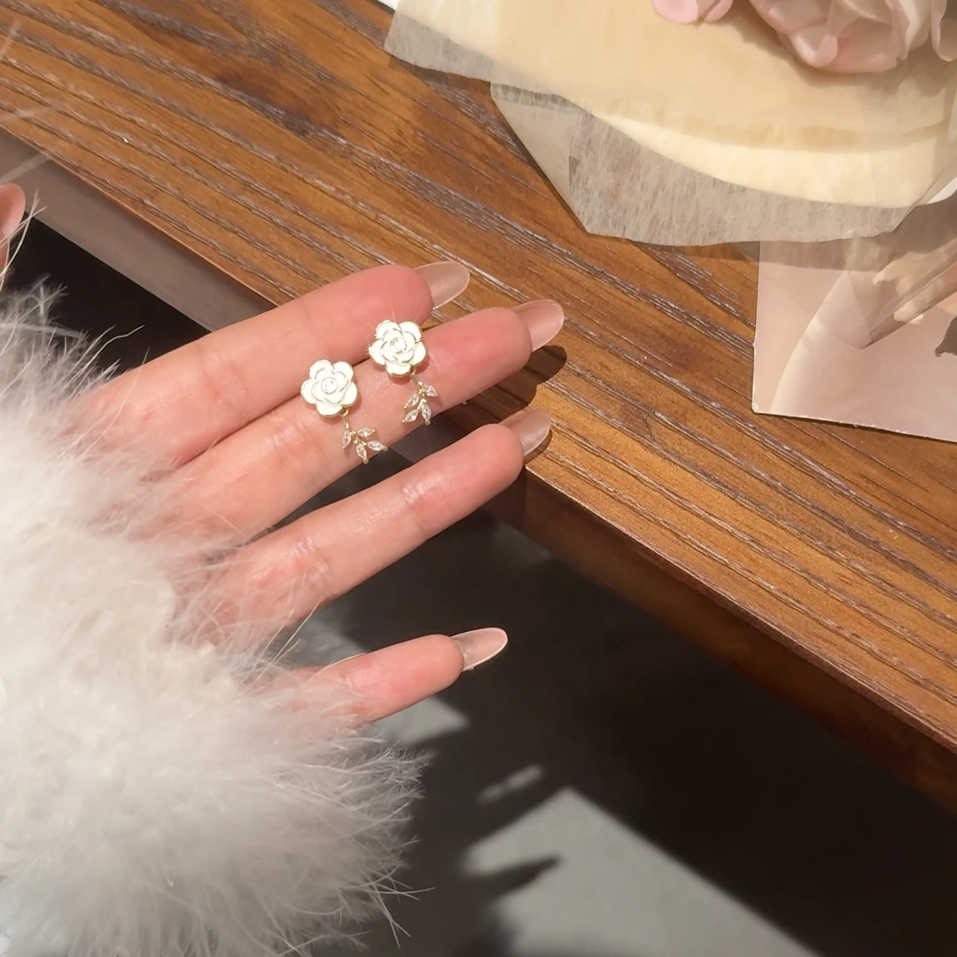 铜合金耳饰 AL3567 白色山茶花耳环气质耳钉高级耳饰法式超仙小众