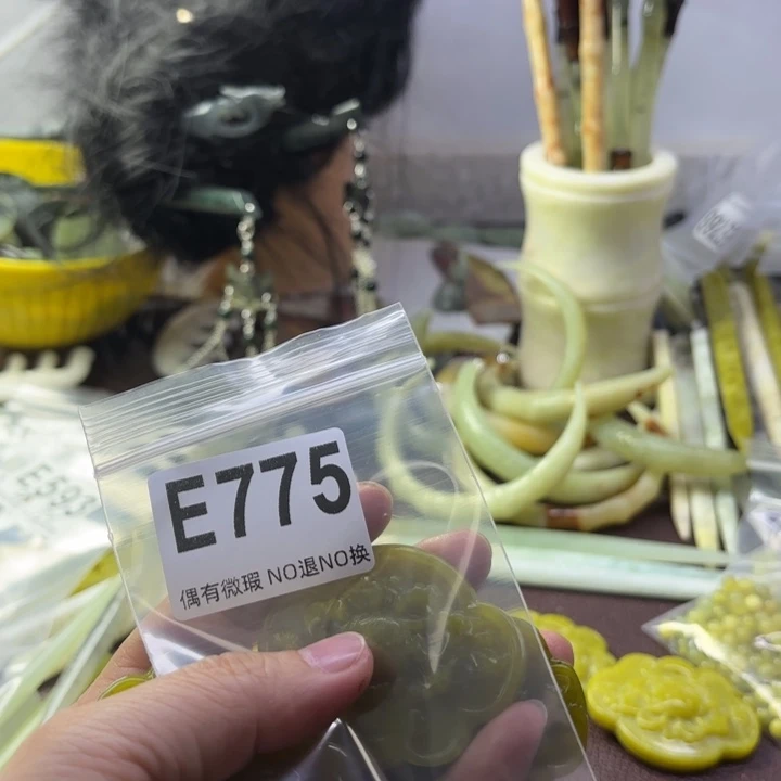 蛇纹石玉发饰合金。