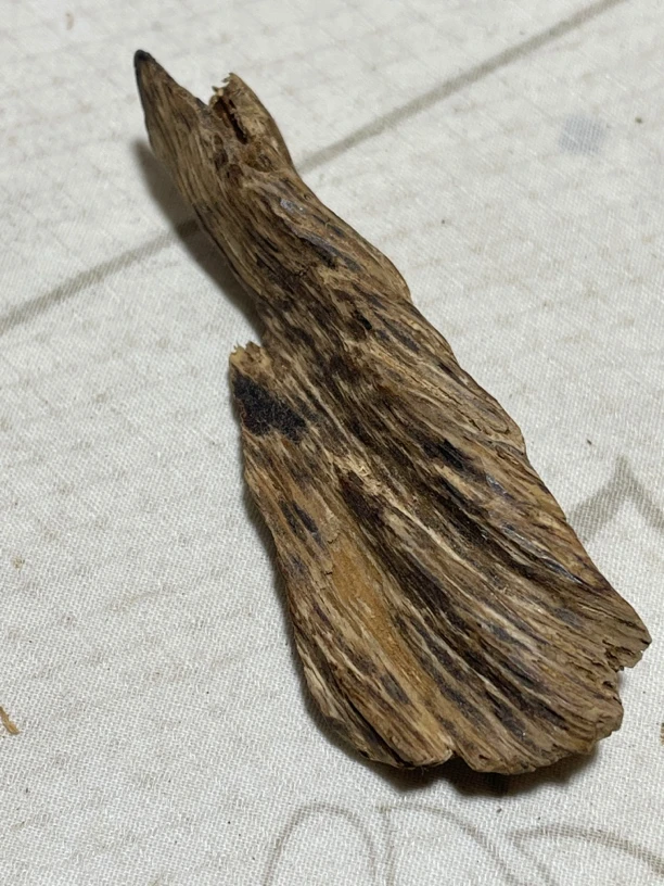 沉香老黄棋4.15克，99沉水，清香甜，花香凉，奇韵浓郁。