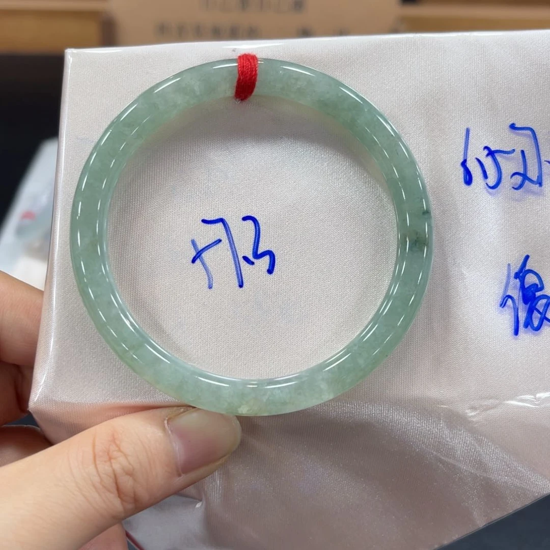 翡翠手镯未镶嵌翡翠