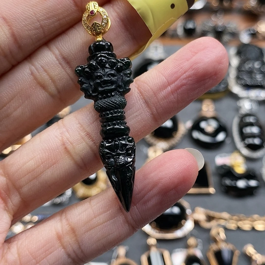 翡翠18K金镶嵌颈饰?****a墨翠