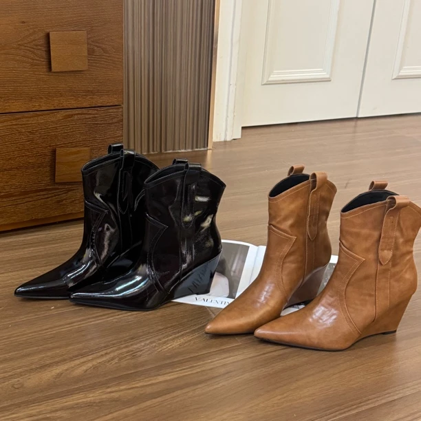 9公分坡跟套筒粗跟尖头高跟短靴漆皮瘦瘦靴靴子秋冬气质时装靴