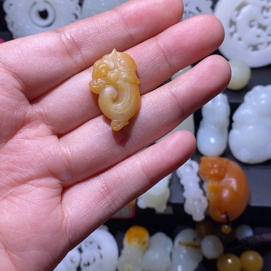 大***强和田玉未镶嵌颈饰