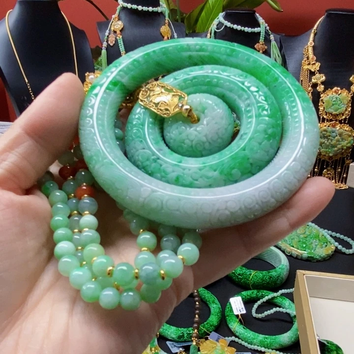 翡翠未镶嵌颈饰手镯