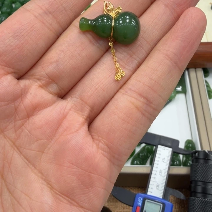 晓***酥和田玉未镶嵌颈饰伊