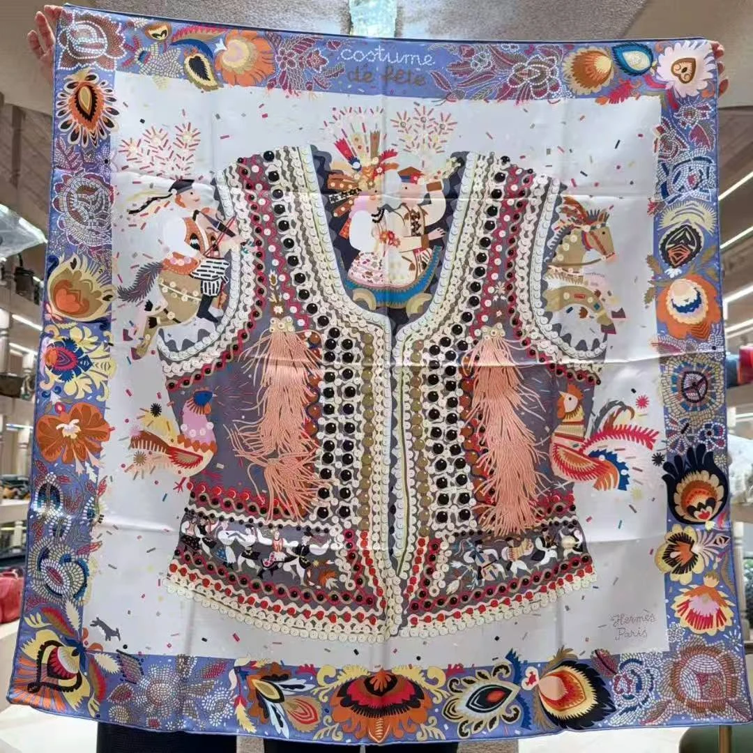 未使用 Hermes/爱马仕 “华服庆典”丝巾尺寸： 90*90cm！