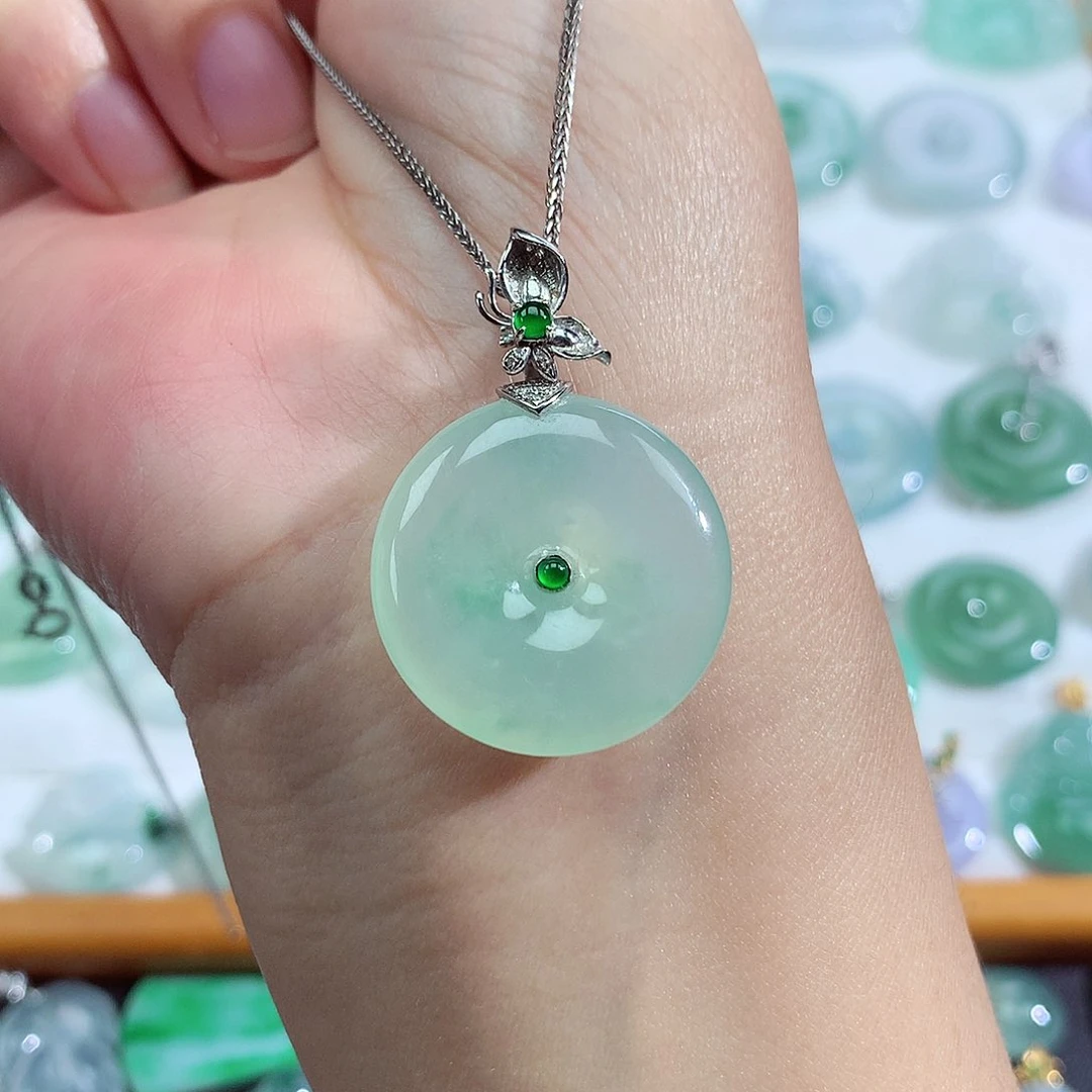 颈饰18K金镶嵌翡翠平安扣