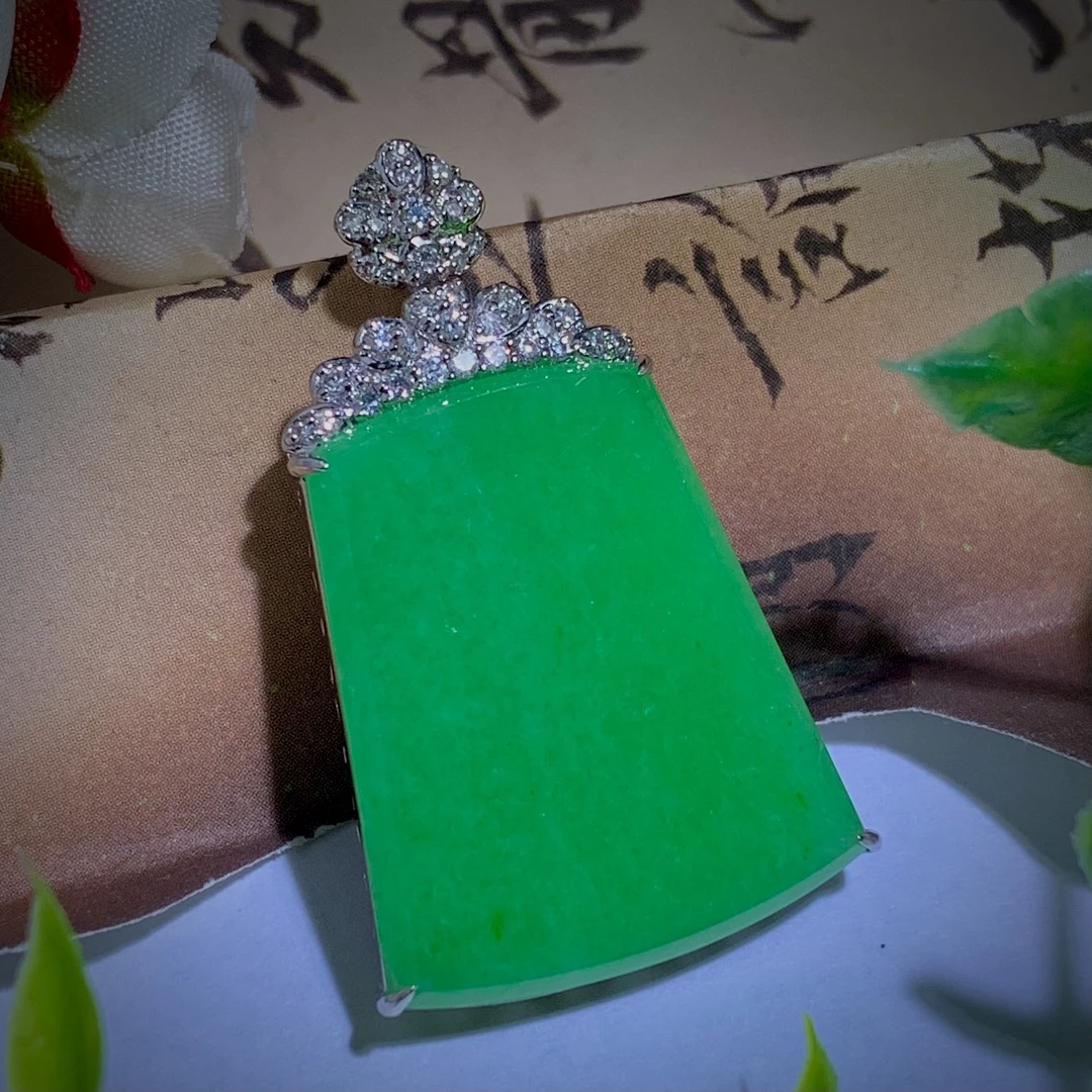 甜阳绿精致无事牌玉坠 18K镶嵌 四会天然缅甸正宗翡翠 翡翠无事牌