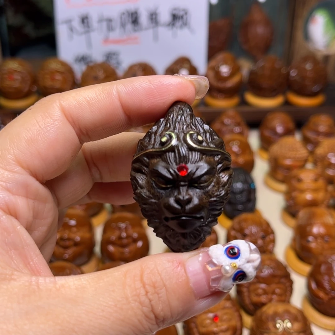 橄榄核把件穿****马镶嵌黑色大圣