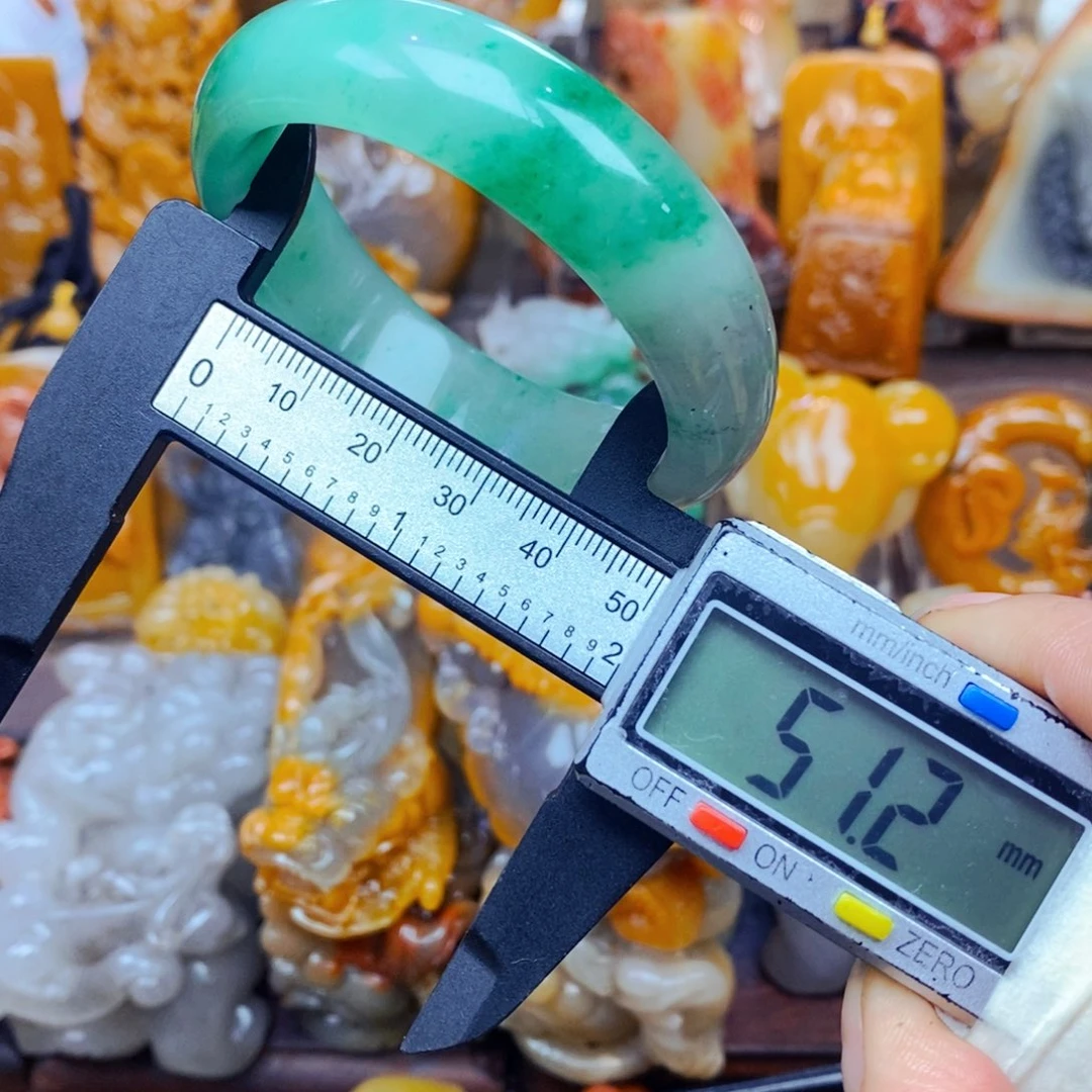 未镶嵌石英质玉（黄龙玉）颈饰