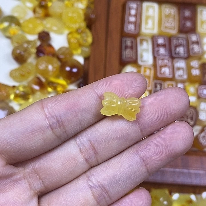 橄榄核吊坠蝴蝶结85