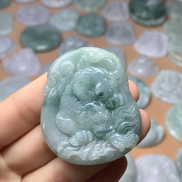 翡翠未镶嵌颈饰老虎牌，有纹