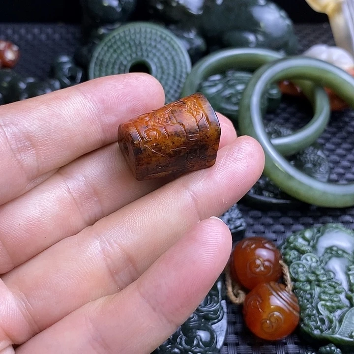 透闪石质玉未镶嵌颈饰