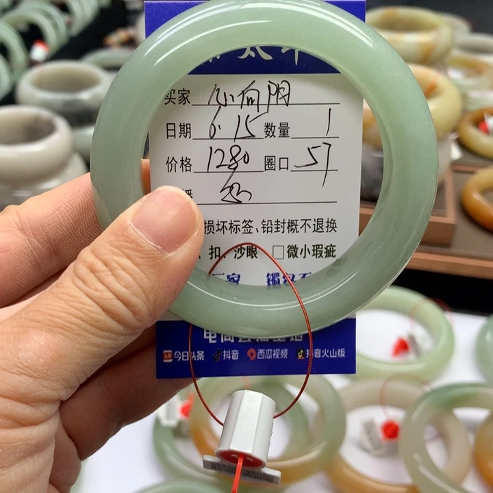 石英质玉手镯未镶嵌心****?
