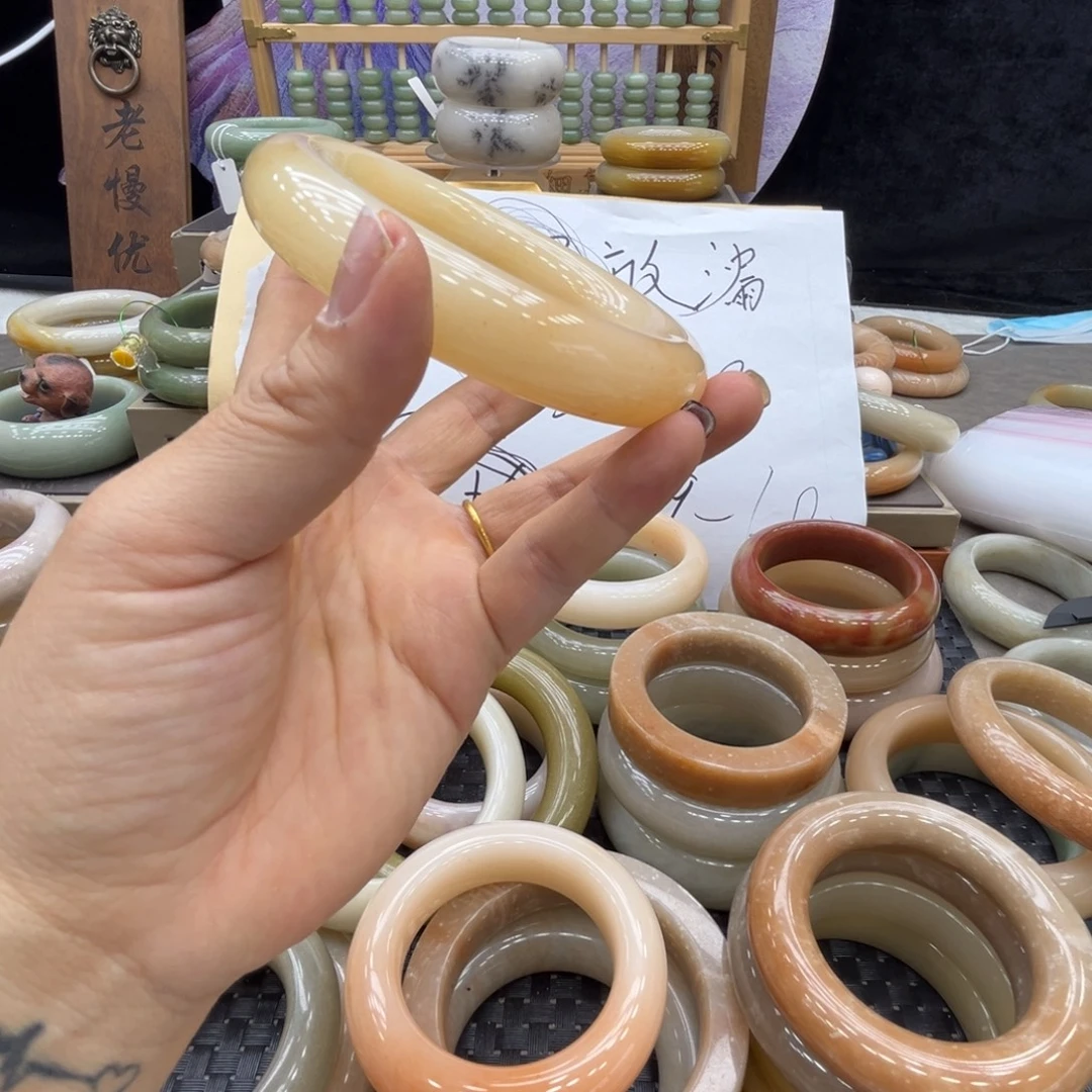 用***9石英质玉未镶嵌手镯