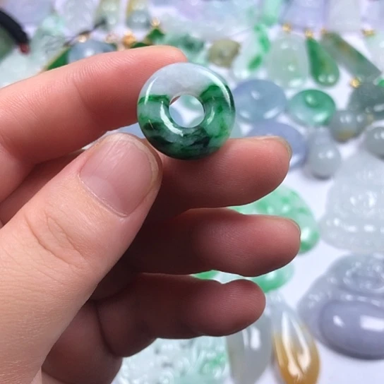 翡翠未镶嵌颈饰甜甜圈
