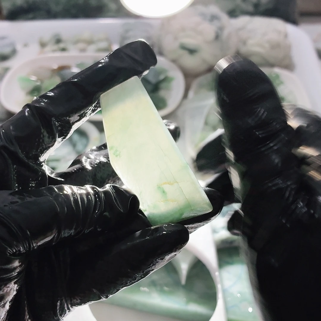 翡翠未镶嵌颈饰边角料