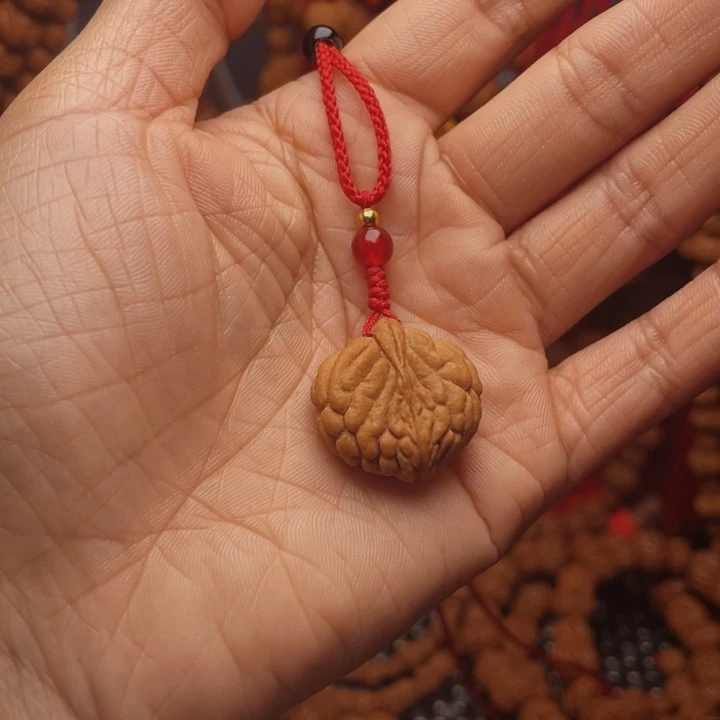 木质类龙纹桃枭挂件