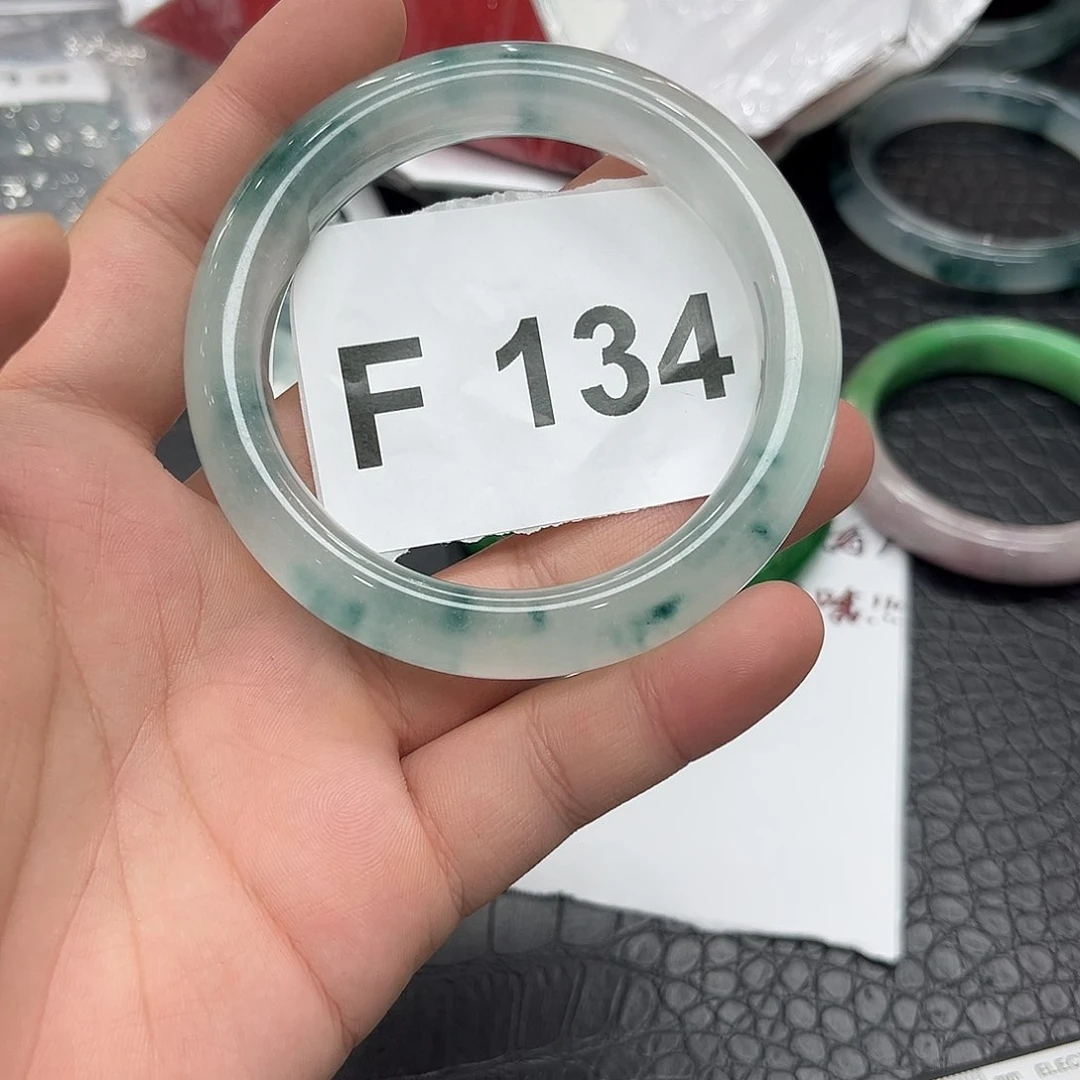 翡翠手镯未镶嵌默认瑕疵