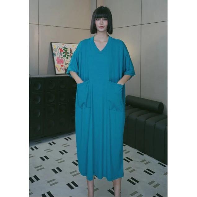L5616-纯色V领设计大码过膝连衣裙优雅气质