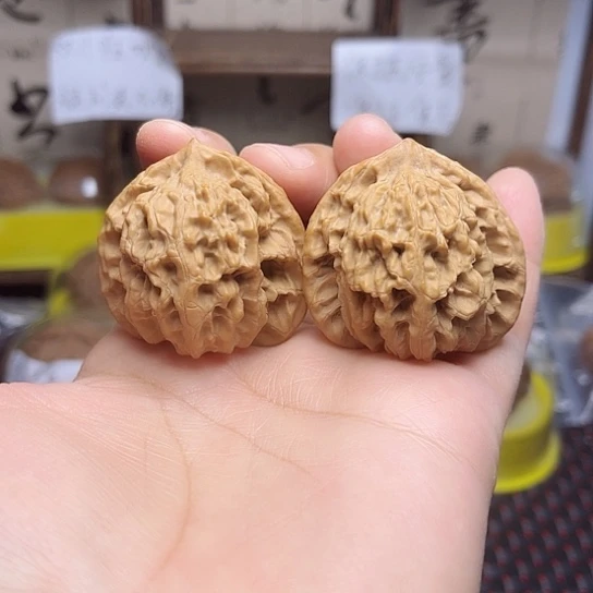 文玩核桃吊坠霞云岭