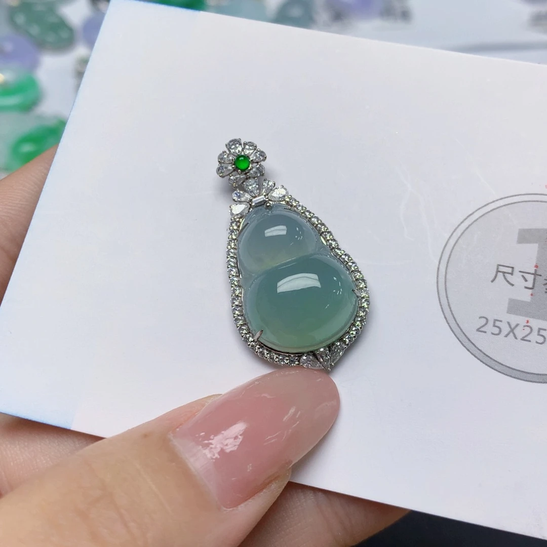 颈饰18K金镶嵌翡翠
