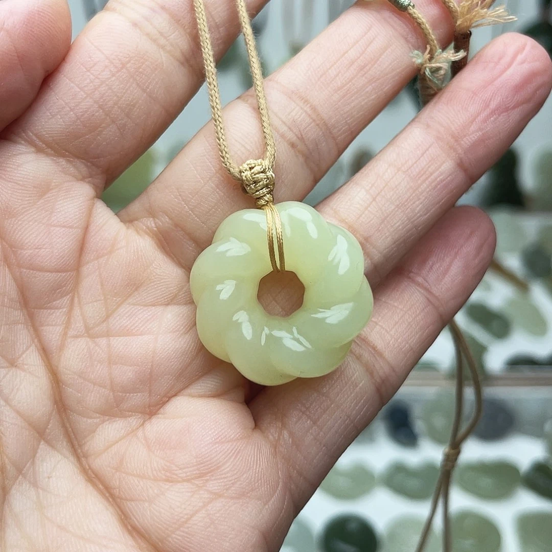 颈饰未镶嵌和田玉?*