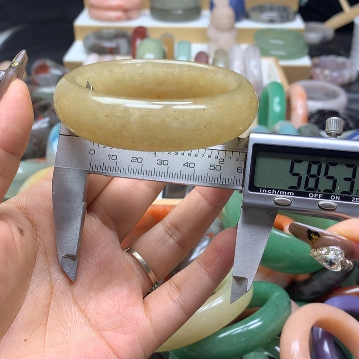 未镶嵌手镯石英质玉