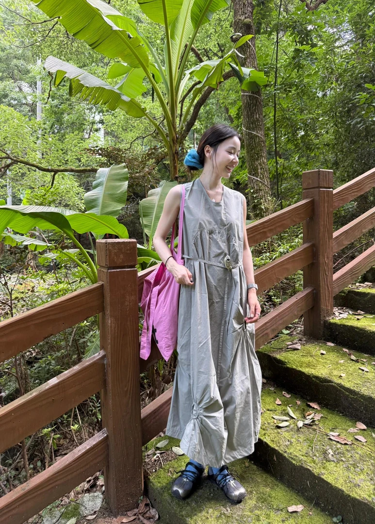 2025夏季新款韩系无袖背心不规则连衣裙高端精致设计感慵懒风长裙