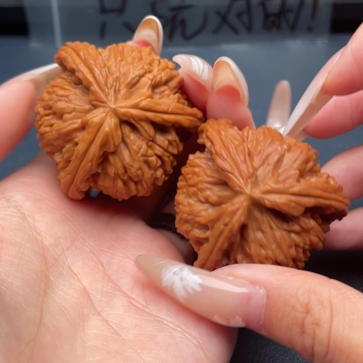 找***子文玩核桃吊坠白狮子