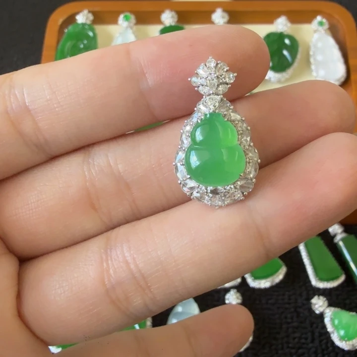 翡翠18K金镶嵌颈饰吊坠