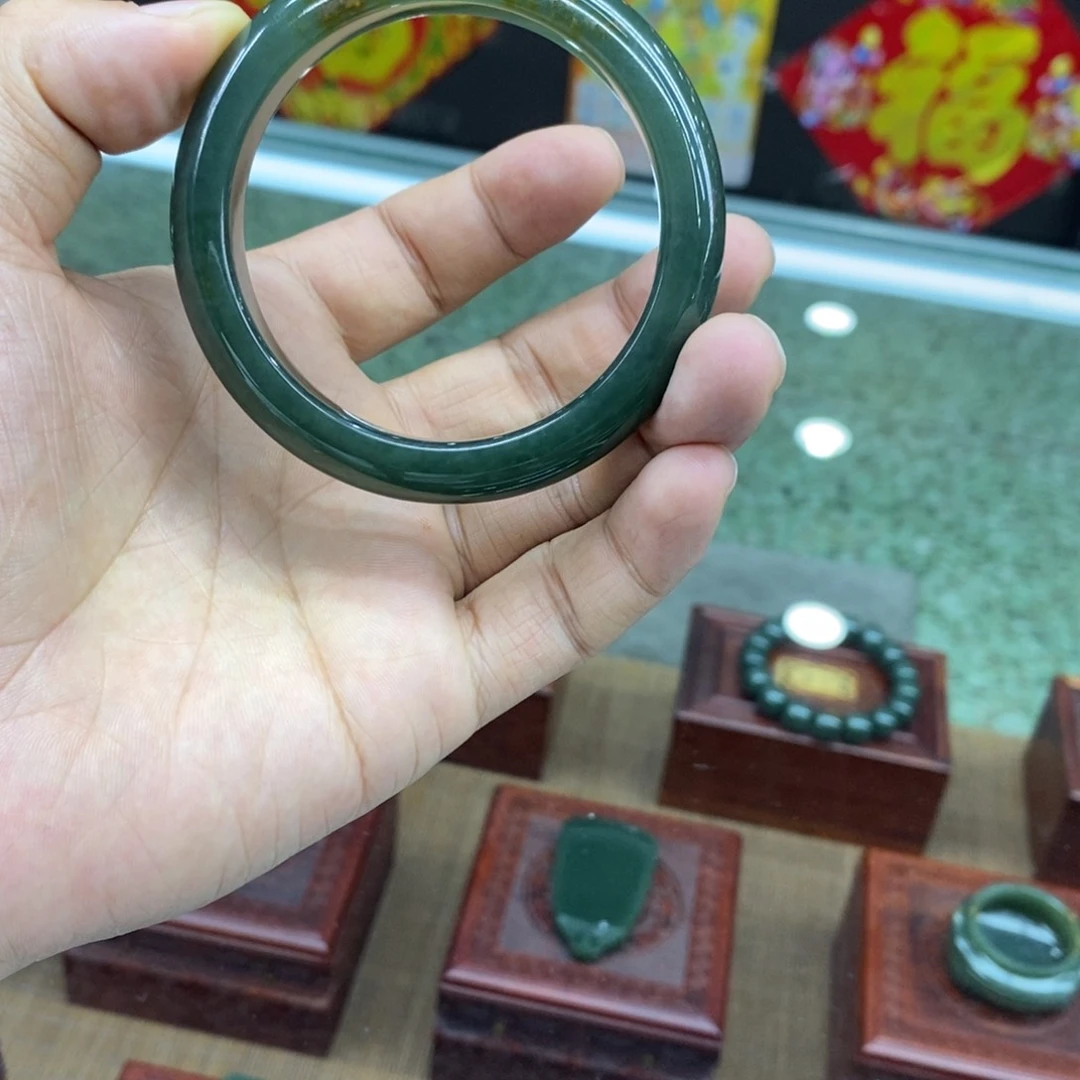 未镶嵌手镯岫岩河磨玉（透闪石质玉）浩**气