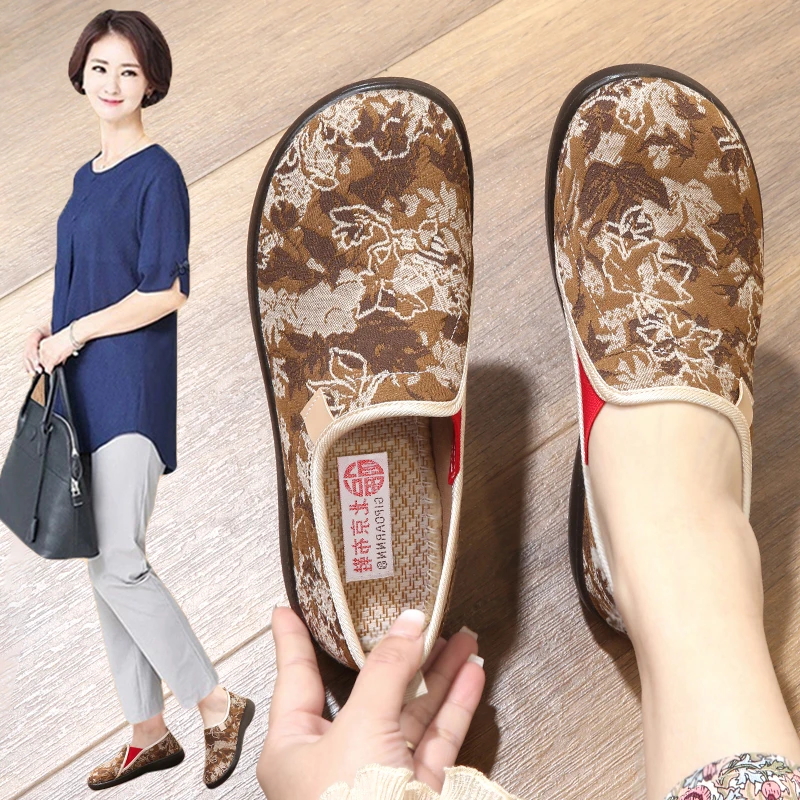 老北京布鞋新款老人平底春秋女软底中老年单鞋中年防滑正品妈妈鞋