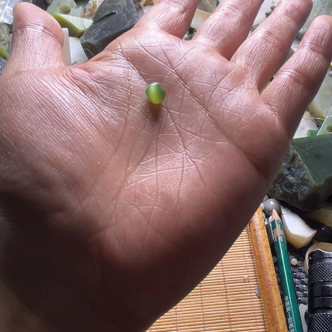 小***豆和田玉（糖玉）未镶嵌挂件