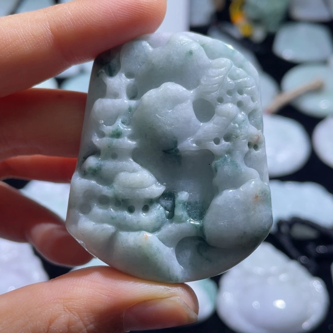 翡翠未镶嵌颈饰山水牌，瑕疵