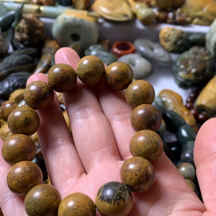 未镶嵌岫岩河磨玉（透闪石质玉）把件