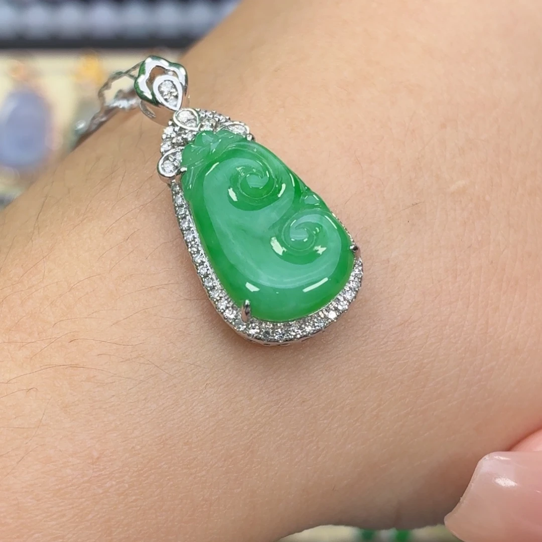 翡翠18K金镶嵌颈饰