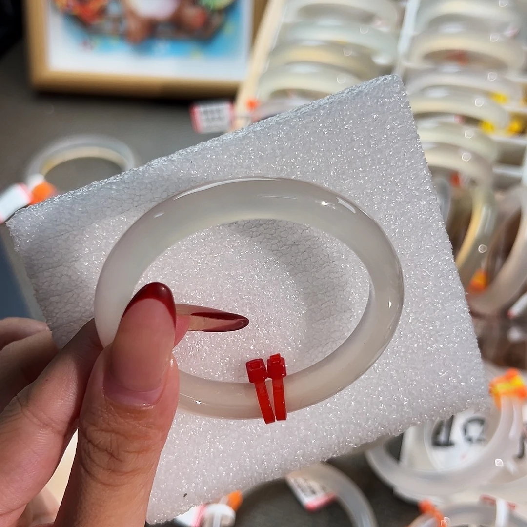 什***倩玛瑙/玉髓未镶嵌手镯