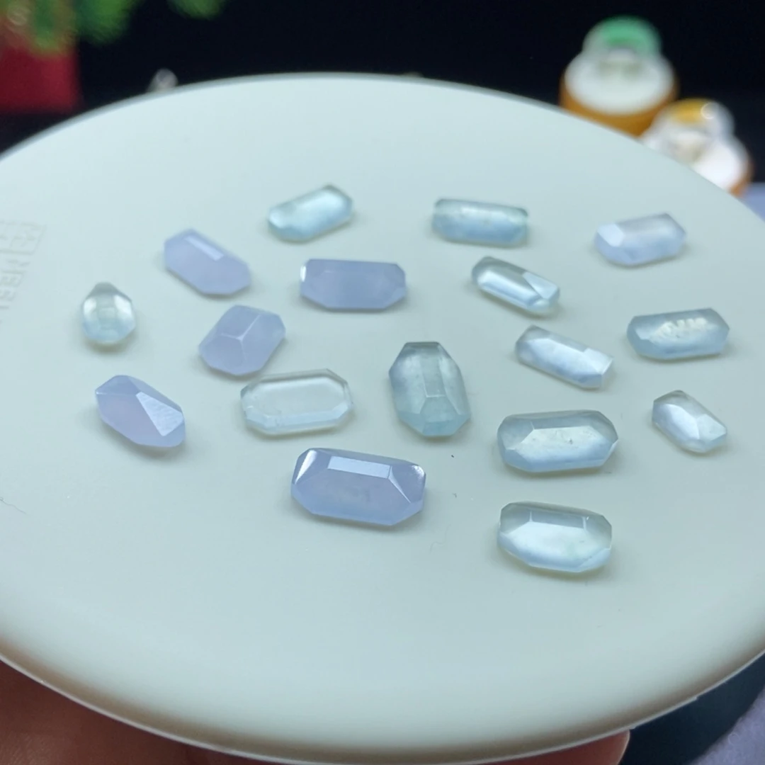 翡翠颈饰未镶嵌翡翠高冰小件，随机发一个