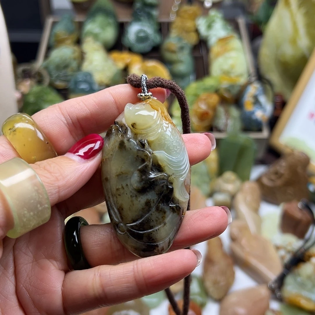 为***檬岫玉未镶嵌颈饰花玉小鱼