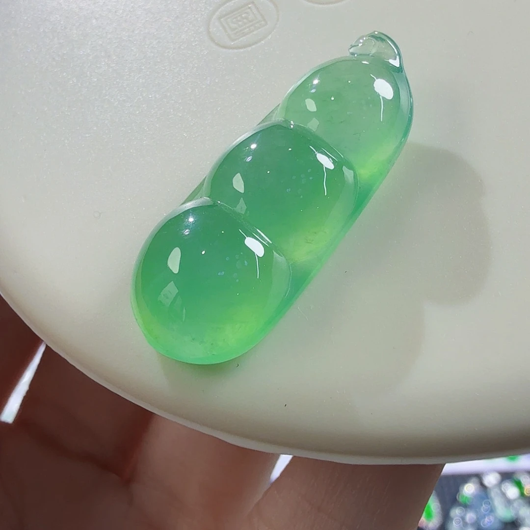 翡翠未镶嵌颈饰绿豆