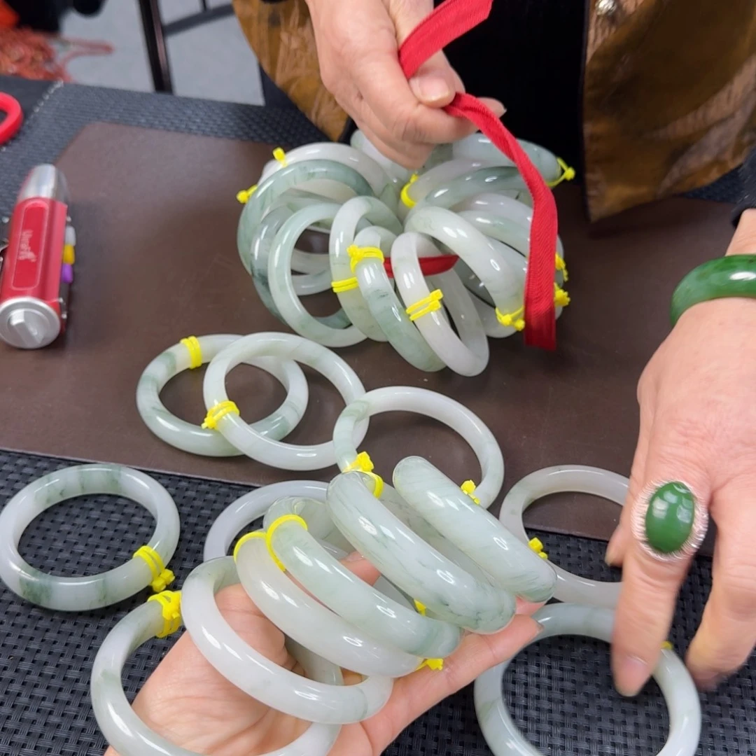 未镶嵌手镯石英质玉发其一