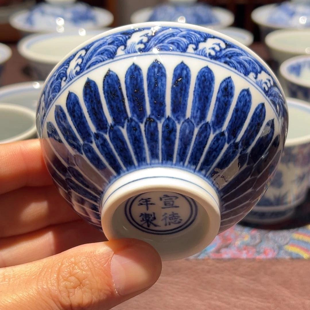 杯青花菊瓣纹内宝相莲花主人杯口径9厘米