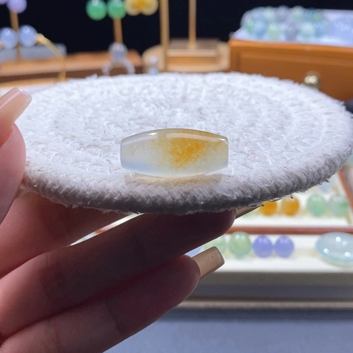 颈饰未镶嵌翡翠冰黄橄榄珠